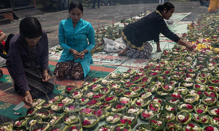 Seribu Sesaji dan Dupa di Candi Gedongsongo