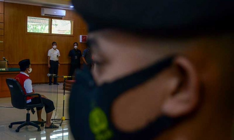 Predator Seksual Herry Wirawan Divonis Penjara Seumur Hidup