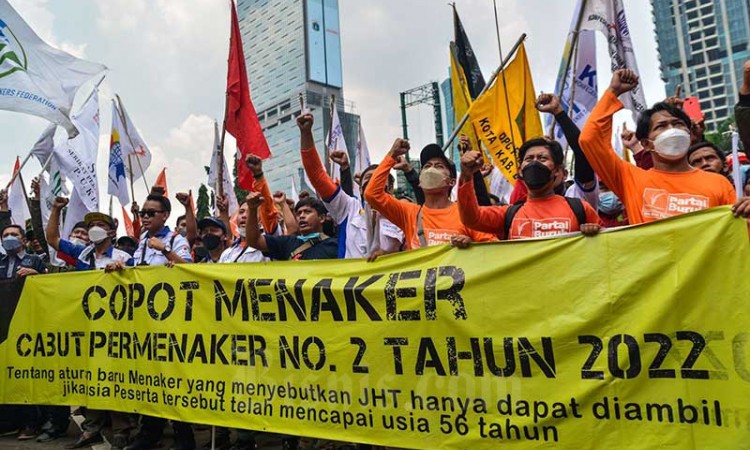 Tolak Aturan Pencairan JHT, Ratusan Buruh Gelar Aksi Di Depan Kantor Kementerian Ketanagakerjaan