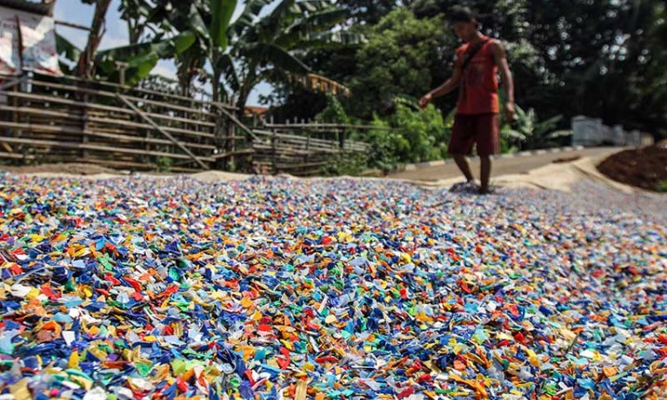 Ubah Sampah Plastik Menjadi Biji Plastik Untuk Keperluan Industri