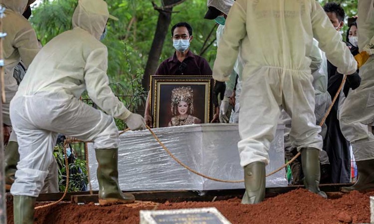 Suasana Haru Warnai Pemakaman Artis Senior Dorce Gamalama