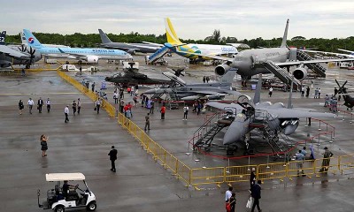 Singapore Airshow Kembali Digelar, Puluhan Pesawat Tampilkan Aksi Akrobatik di Udara