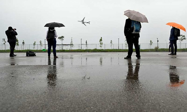 Singapore Airshow Kembali Digelar, Puluhan Pesawat Tampilkan Aksi Akrobatik di Udara