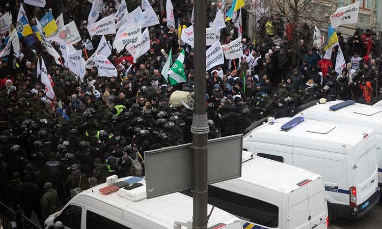 Polisi Tangkap Demonstran Saat Unjuk Rasa di Luar Parlemen Ukraina