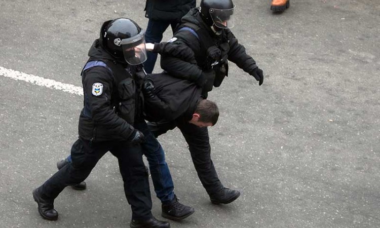 Polisi Tangkap Demonstran Saat Unjuk Rasa di Luar Parlemen Ukraina