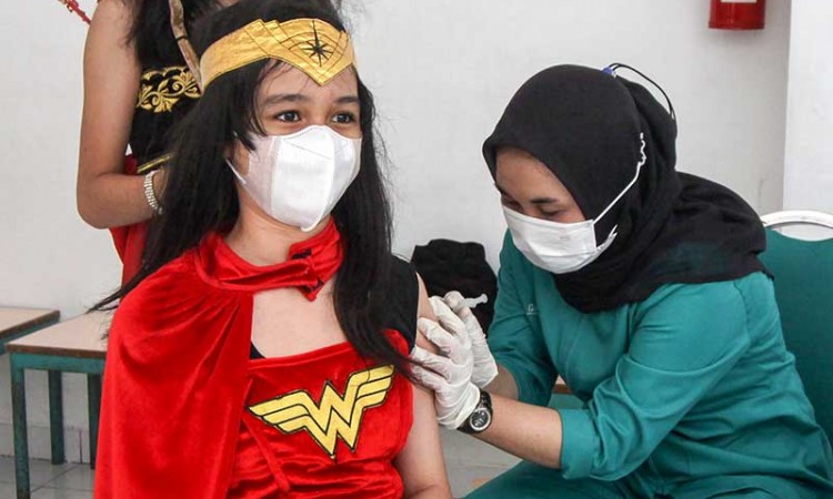 Siswa di Sidoarjo Gunakan Kostum Super Hero Saat Mengikuti Vaksinasi Covid-19