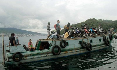 Warga Masih Menggunakan Kapal Kayu Untuk Berpergian Dari Kota Ternate ke Kota Tidore Kepulauan