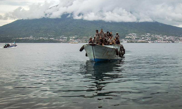 Warga Masih Menggunakan Kapal Kayu Untuk Berpergian Dari Kota Ternate ke Kota Tidore Kepulauan 