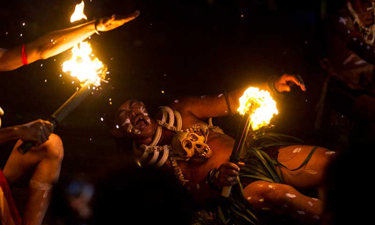 Warga Dayak Lakukan Tari Atraksi Mandau Bekasai Api