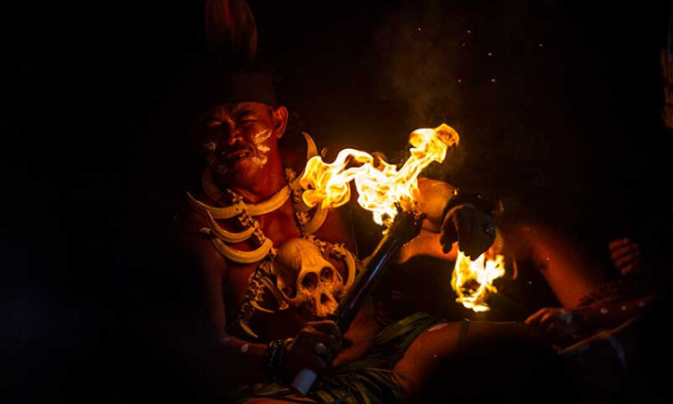 Warga Dayak Lakukan Tari Atraksi Mandau Bekasai Api