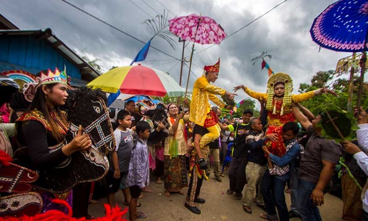 Tradisi Pengantin Banjar di Kalimantan Selatan Tampilkan Berbagai Macam Seni dan Budaya