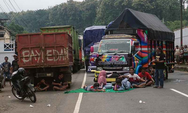Supir Truk Blokade Jalan Pantura saat Aksi Menolak Kebijakan Zero Odol