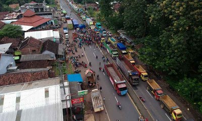 Supir Truk Blokade Jalan Pantura saat Aksi Menolak Kebijakan Zero Odol