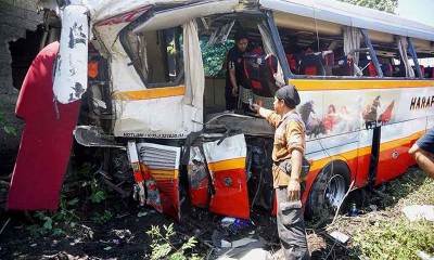 Bus Pariwisata Tertabrak Kereta Api di Tulung Agung Jawa Timur