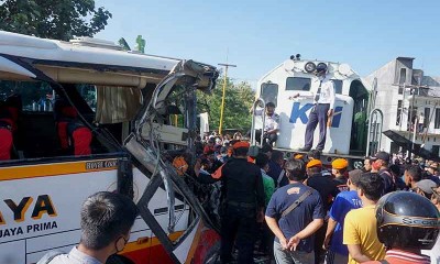 Bus Pariwisata Tertabrak Kereta Api di Tulung Agung Jawa Timur