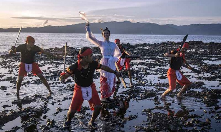Putri Indonesia Maluku Jaswin Kaur Dhillon Bawakan Tarian Perang Khas Maluku