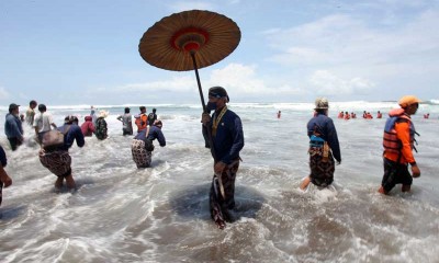 Abdi Dalem Keraton Yogyakarta Lakukan Prosesi Labuhan di Pantai Parangkusumo