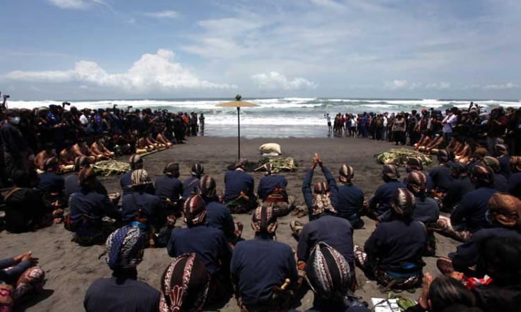 Abdi Dalem Keraton Yogyakarta Lakukan Prosesi Labuhan di Pantai Parangkusumo