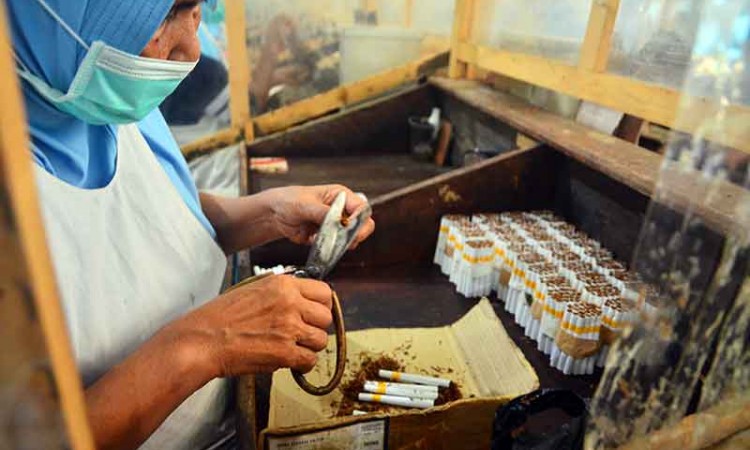 Buruh Linting Rokok di Kudus Dibayar Rp22.000 Per 1.000 Batang Rokok