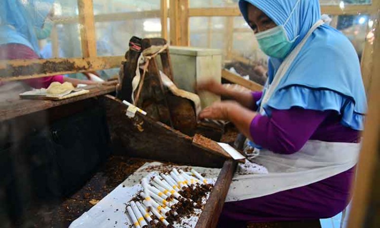 Buruh Linting Rokok di Kudus Dibayar Rp22.000 Per 1.000 Batang Rokok