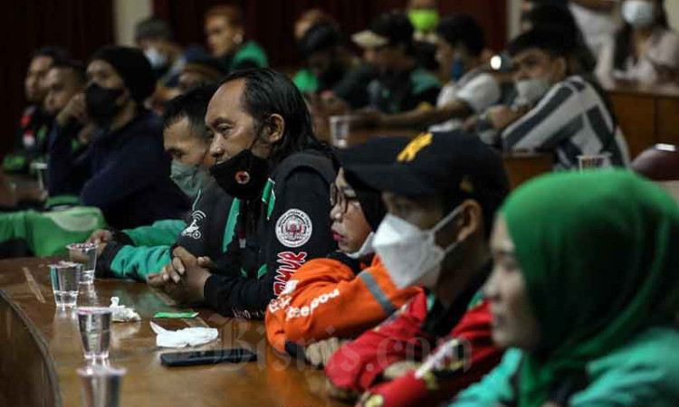 PT Kredit Pintar Indonesia Berikan Donasi Sembako Kepada Pengemudi Ojek Online di Jakarta