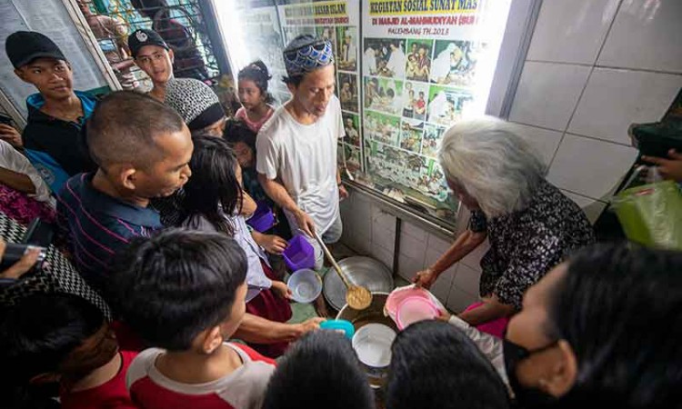 Tradisi Bagi-Bagi Bubur Sop saat Ramadan di Masjid Masjid Ki Gede Ing Suro Palembang