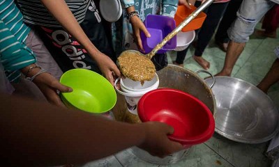 Tradisi Bagi-Bagi Bubur Sop saar Ramadan di Masjid Masjid Ki Gede Ing Suro Palembang