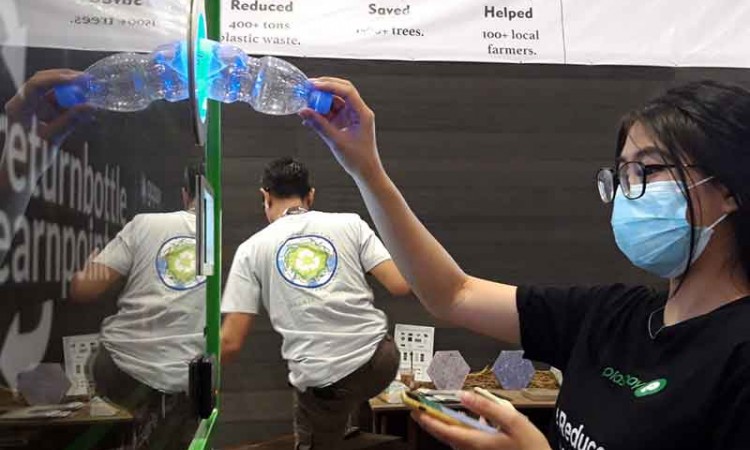 Plasticpay Berhasil Mengumpulkan Sekitar 3.000 Sampah Botol Plastik Saat IIMS Hybrid 2022