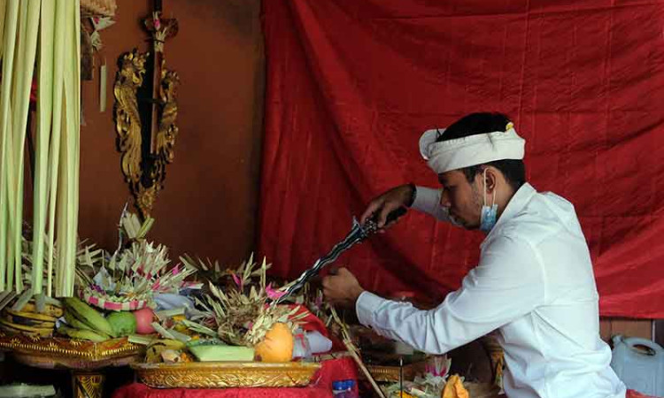Upacara Oersembahyangan Hari Raya Tumpek Landep di Bali