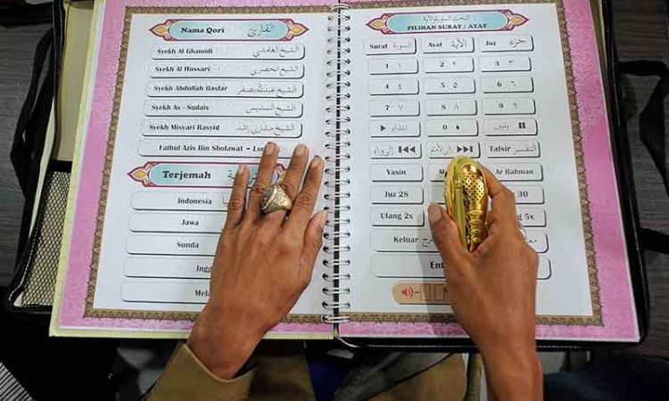 Penyandang Disabilitas Membaca Al Quran Huruf Braille Digital di Jambi