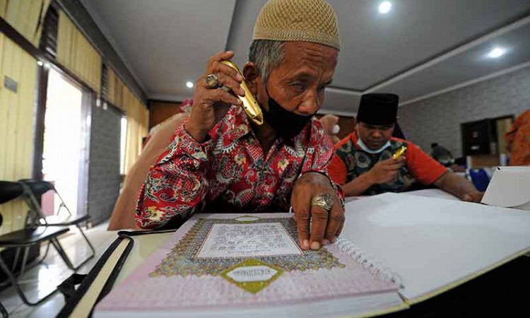 Penyandang Disabilitas Membaca Al Quran Huruf Braille Digital di Jambi