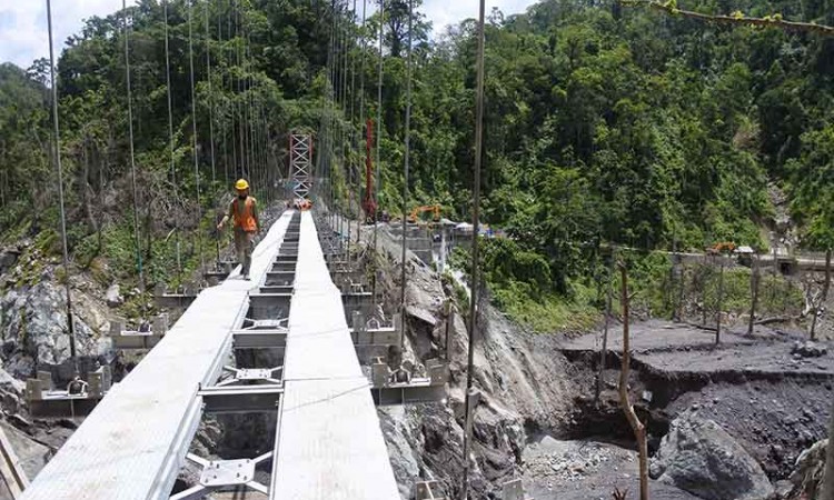 Pembangunan Kembali Jembatan Gantung Gladak Perak Yang Roboh Diterjang Awan Panas Gunung Semeru