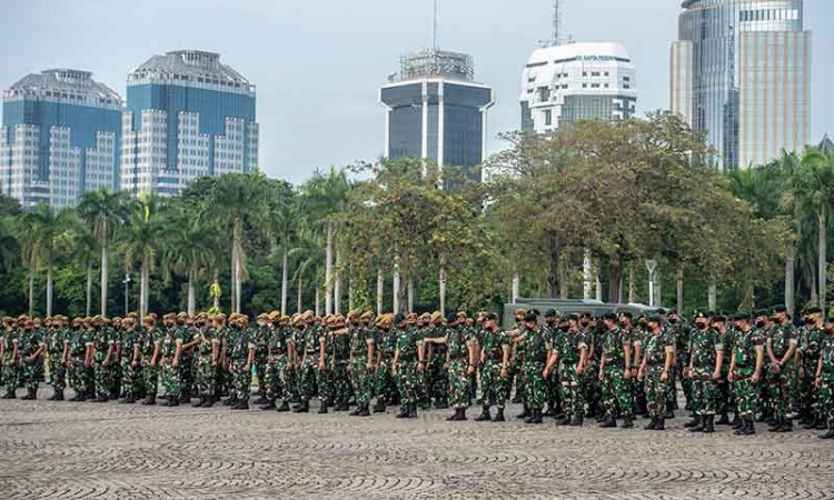 Jelang Unjuk Rasa BEM SI, Anggota TNI dan Polri Ikuti Gelar Pasukan di Monas