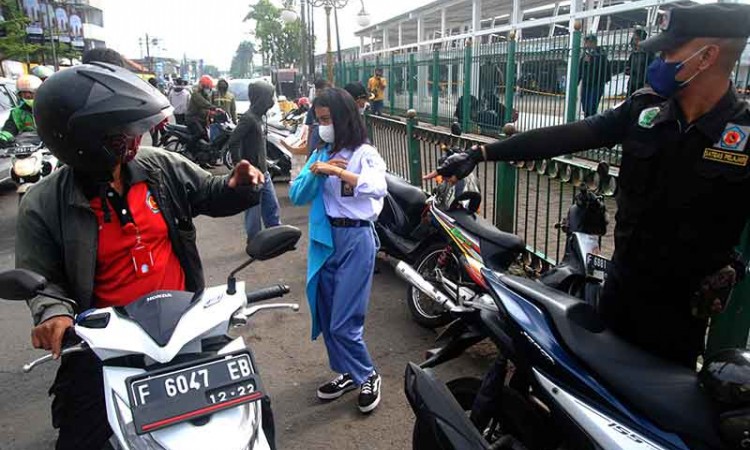 Sejumlah Pelajar Diamakan Saat Akan Ikut Aksi Unjuk Rasa di Jakarta