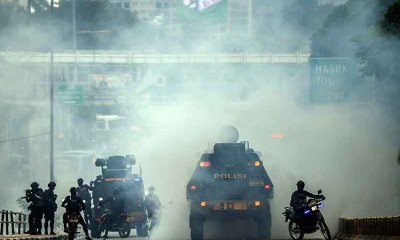 Demo Mahasiswa di Jakarta Berakhir Ricuh, Massa dan Aparat Kepolisian Bentrok di Sejumlah Titik