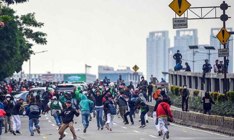 Demo Mahasiswa di Jakarta Berakhir Ricuh, Massa dan Aparat Kepolisian Bentrok di Sejumlah Titik