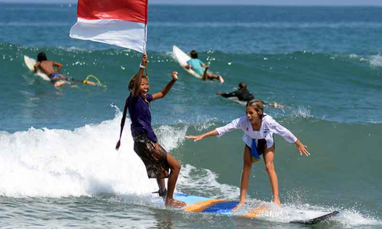 Sambut Hari Kartini, Peselancar Gunakan Kebaya saat Atraksi di Pantai Kuta Bali