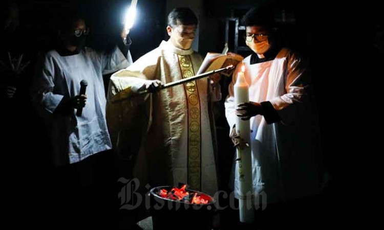 Misa Malam Paskah di Gereja Kristus Raja Bogor