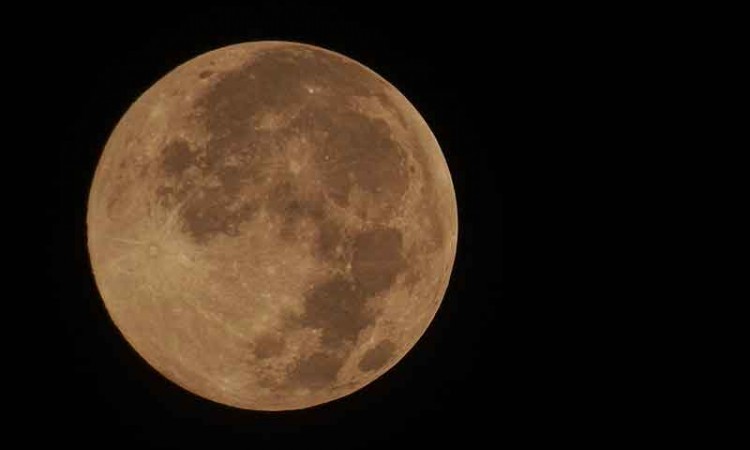 Fenomena Bulan Purnama Merah Jambu Terlihat di Bekasi