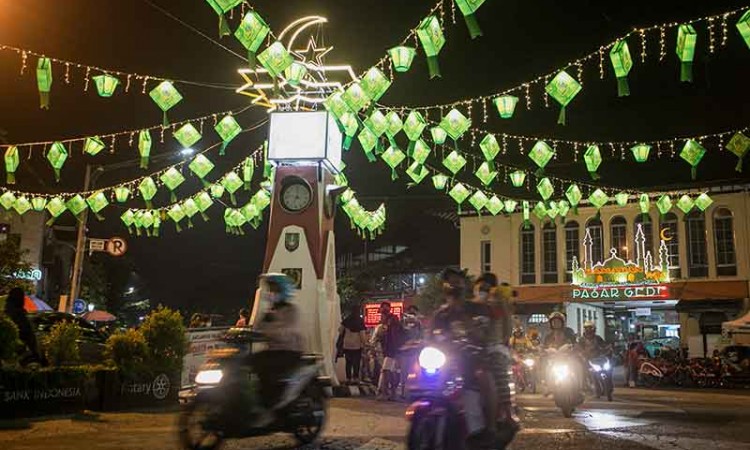 Lampion Berbentuk Ketupat Hiasi Jalanan di Kota Solo
