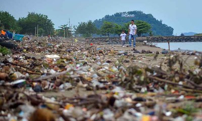 Pantai di Padang Dipenuhi Sampah