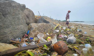 Pantai di Padang Dipenuhi Sampah