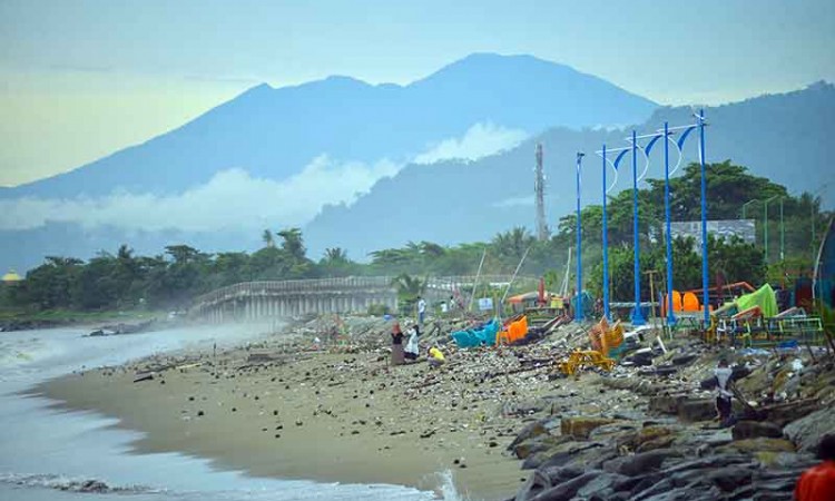 Pantai di Padang Dipenuhi Sampah