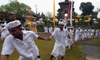 Umat Hindu di Bali Gelar Ritual Maobak-Ombakan 