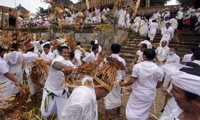 Umat Hindu di Bali Gelar Ritual Maobak-Ombakan 