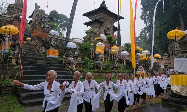 Umat Hindu di Bali Gelar Ritual Maobak-Ombakan 