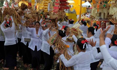 Umat Hindu di Bali Gelar Ritual Maobak-Ombakan 