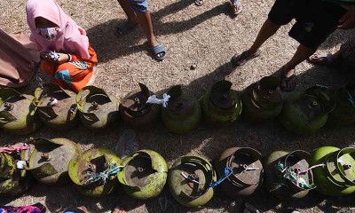 Ratusan Warga Mengantre Untuk Mendapatkan Gas Elpiji 3 Kg saat Pasar Murah di Palu