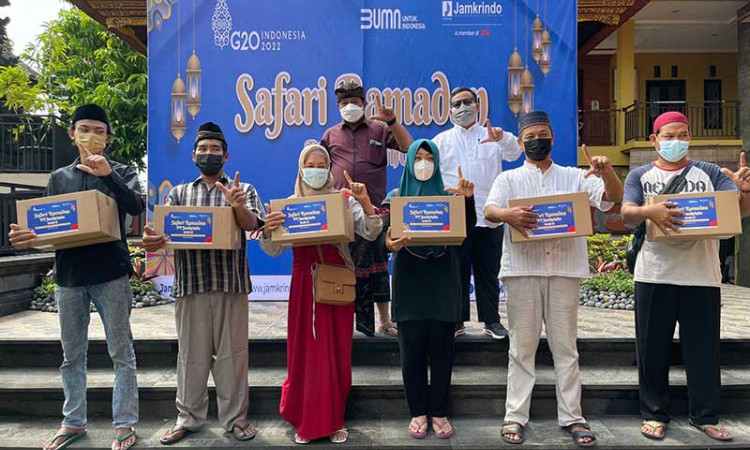 Jamkrindo Bagikan Sembako dan Santunan di Bali