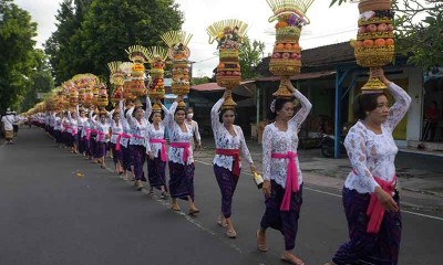 Umat Hindu di Bali Mengikuti Tradisi Mapeed di Pura Samuan Tiga